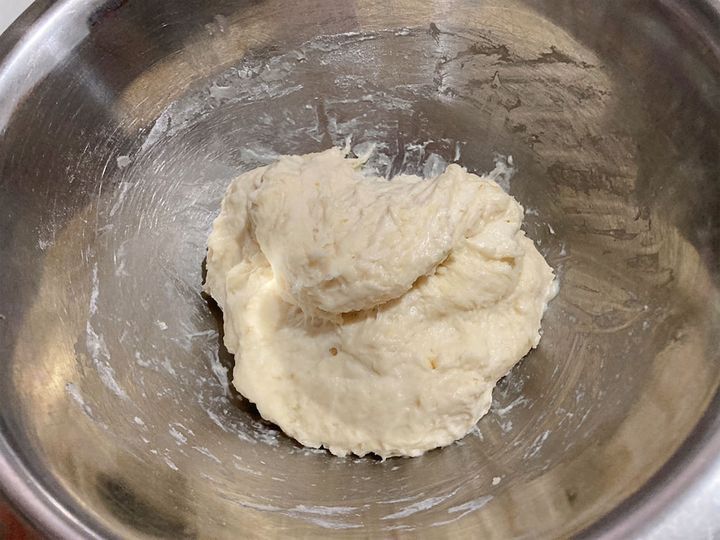 生地をこねる作業