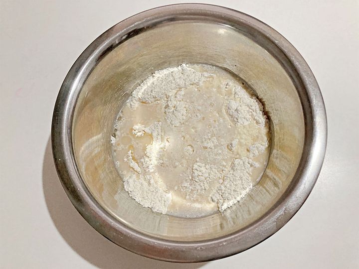 粉と予備発酵したドライイーストを合わせる