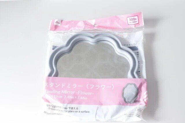 ダイソーの韓国風のおしゃれなスタンドミラー