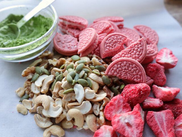 スキムミルクと抹茶を混ぜたもの 半分に割ったクッキー ミックスナッツ フリーズドライ苺