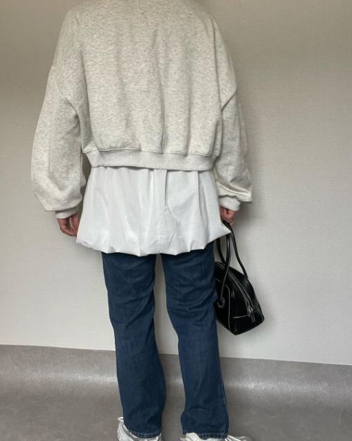 白のDバルーンミニキャミOPとデニムのコーデ