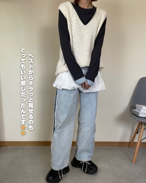 白のDバルーンミニキャミOPとベストのコーデ