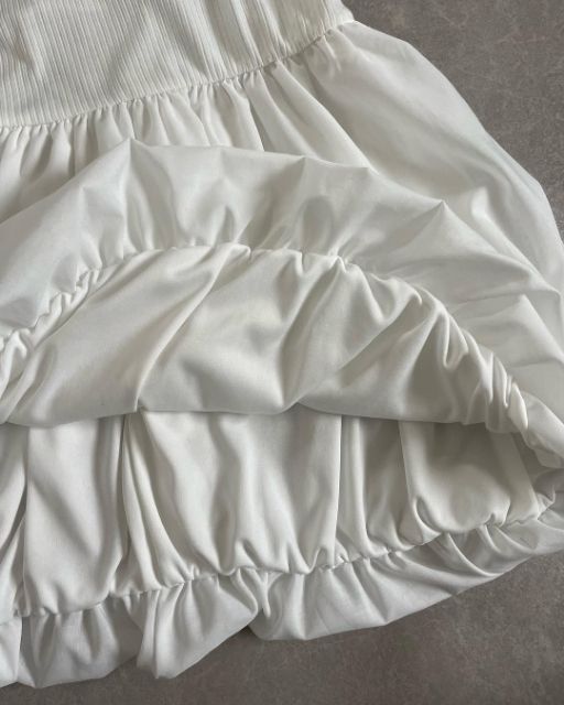 白のDバルーンミニキャミOPの裾部分