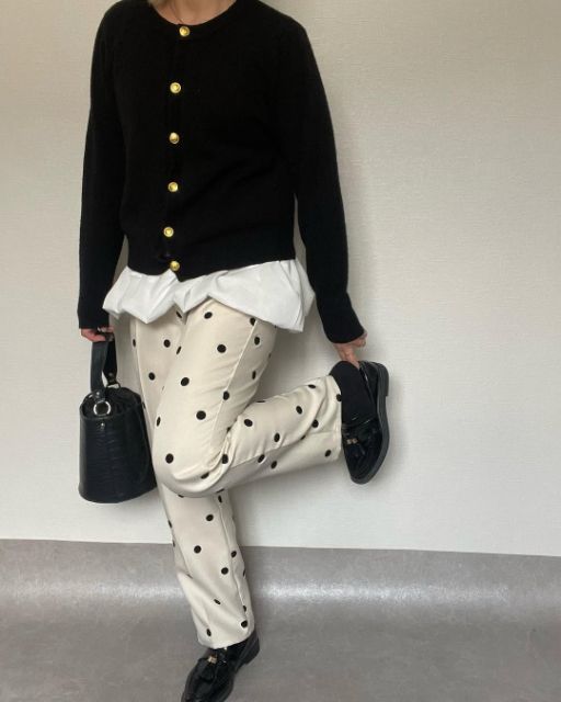 白のDバルーンミニキャミOPと黒のカーディガンのコーデ