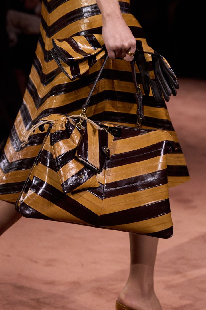 フェンディ 2025-26年秋冬コレクションより。