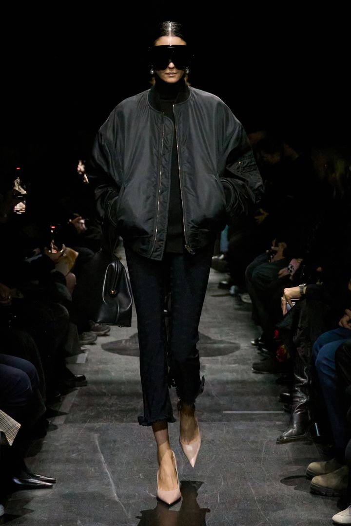 バレンシアガ 2025-26年秋冬コレクションより。