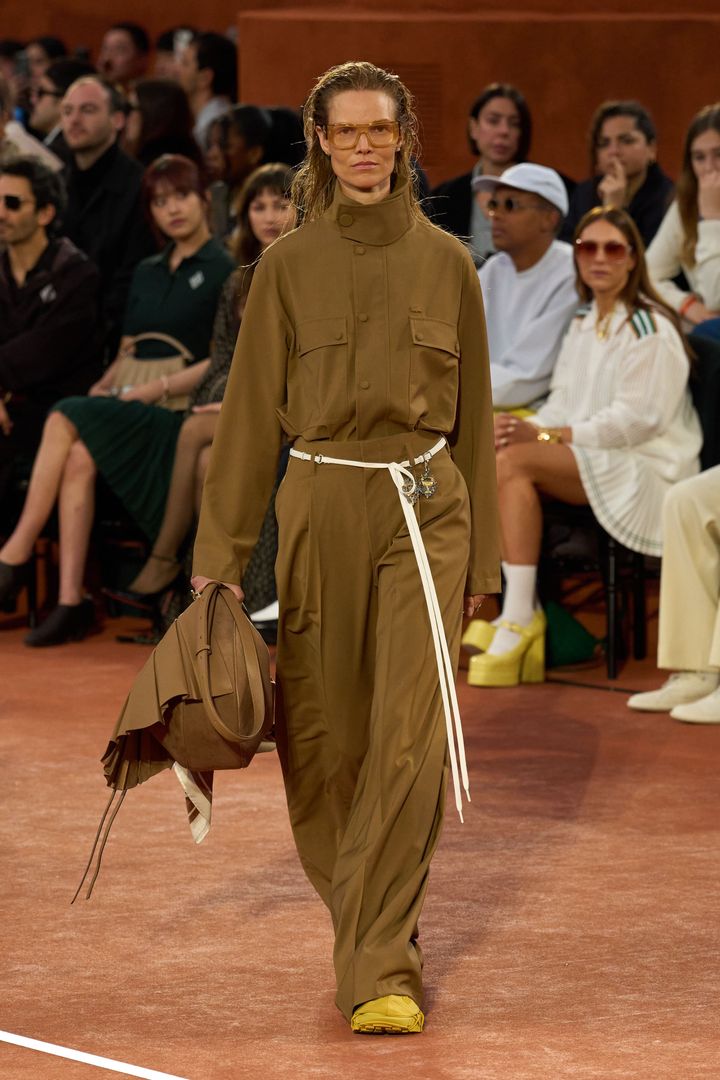 ラコステ 2025-26年秋冬コレクションより。