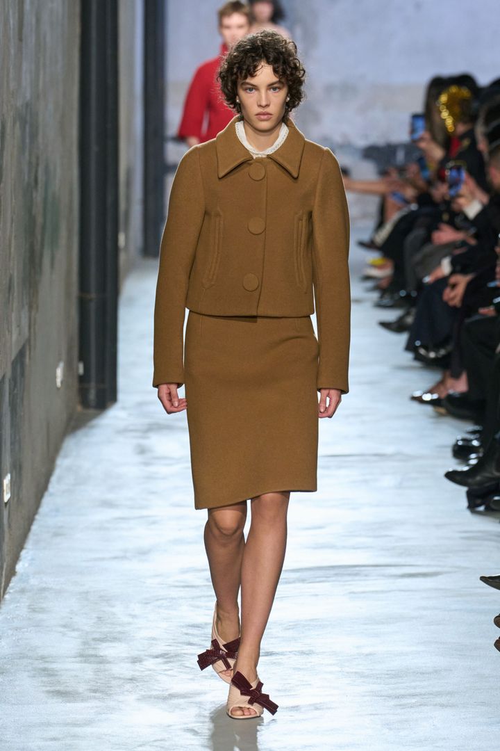 ヌメロ ヴェントゥーノ 2025-26年秋冬コレクションより。