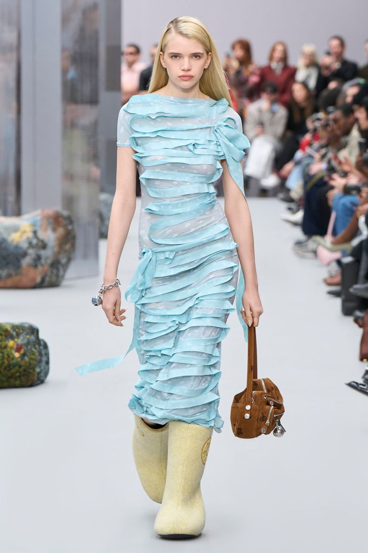 アクネ ストゥディオズ 2025-26年秋冬コレクションより。