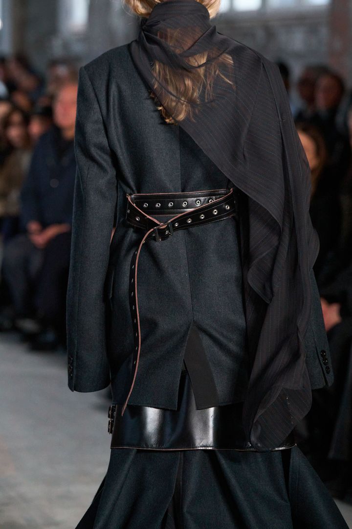 サカイ 2025-26年秋冬コレクションより。