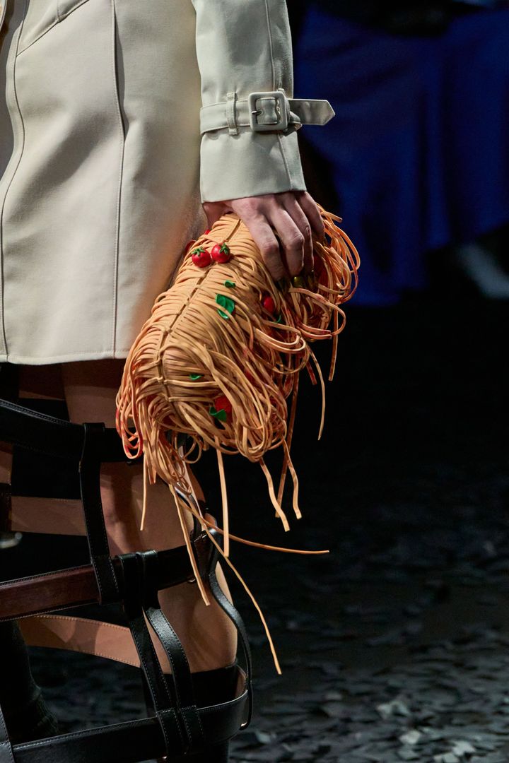 モスキーノ 2025-26年秋冬コレクションより。