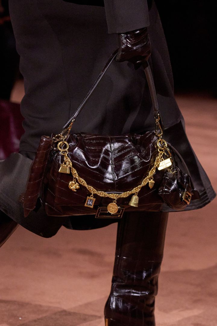 フェンディ 2025-26年秋冬コレクションより。