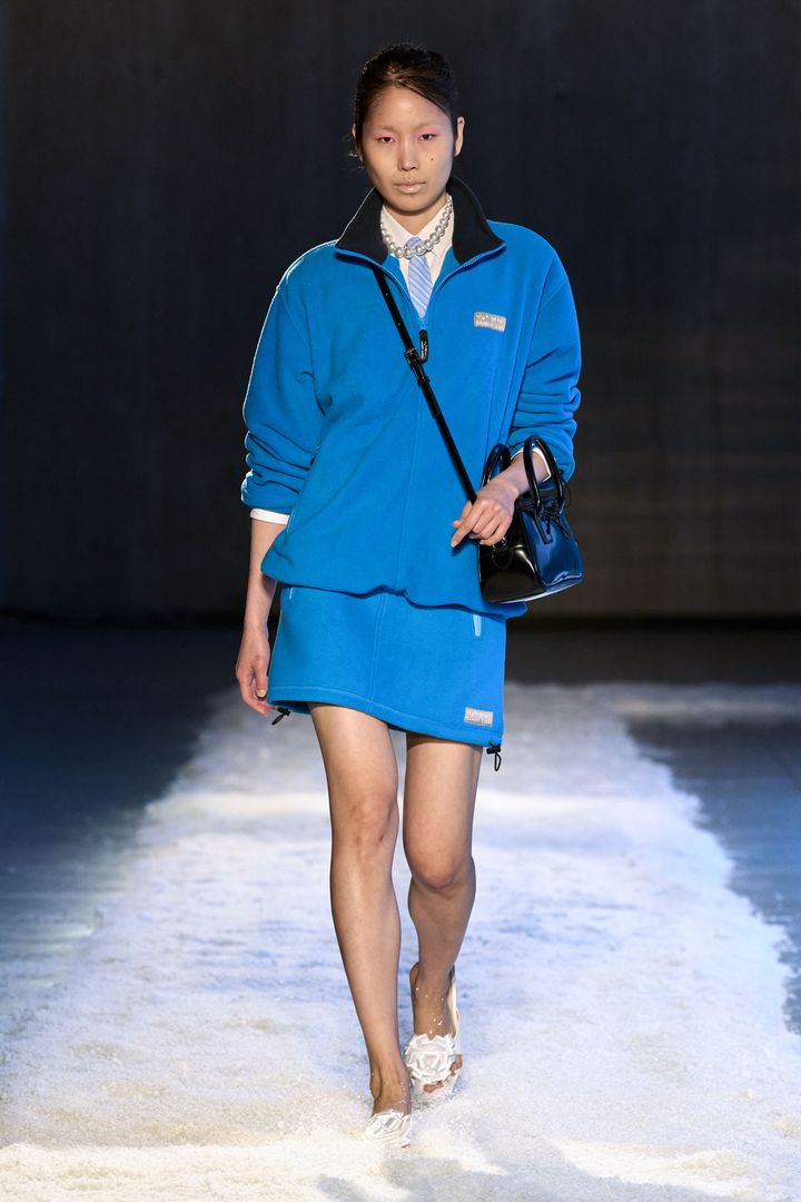 サンディー リアング 2025-26年秋冬コレクションより。