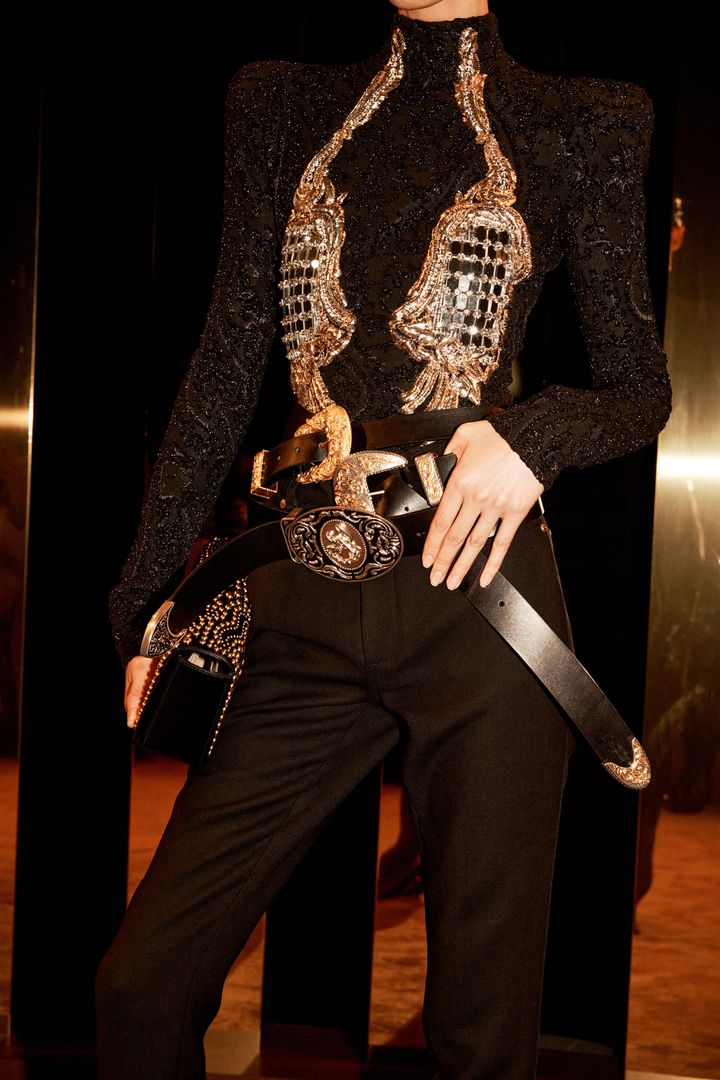 スキャパレリ 2025-26年秋冬コレクションより。