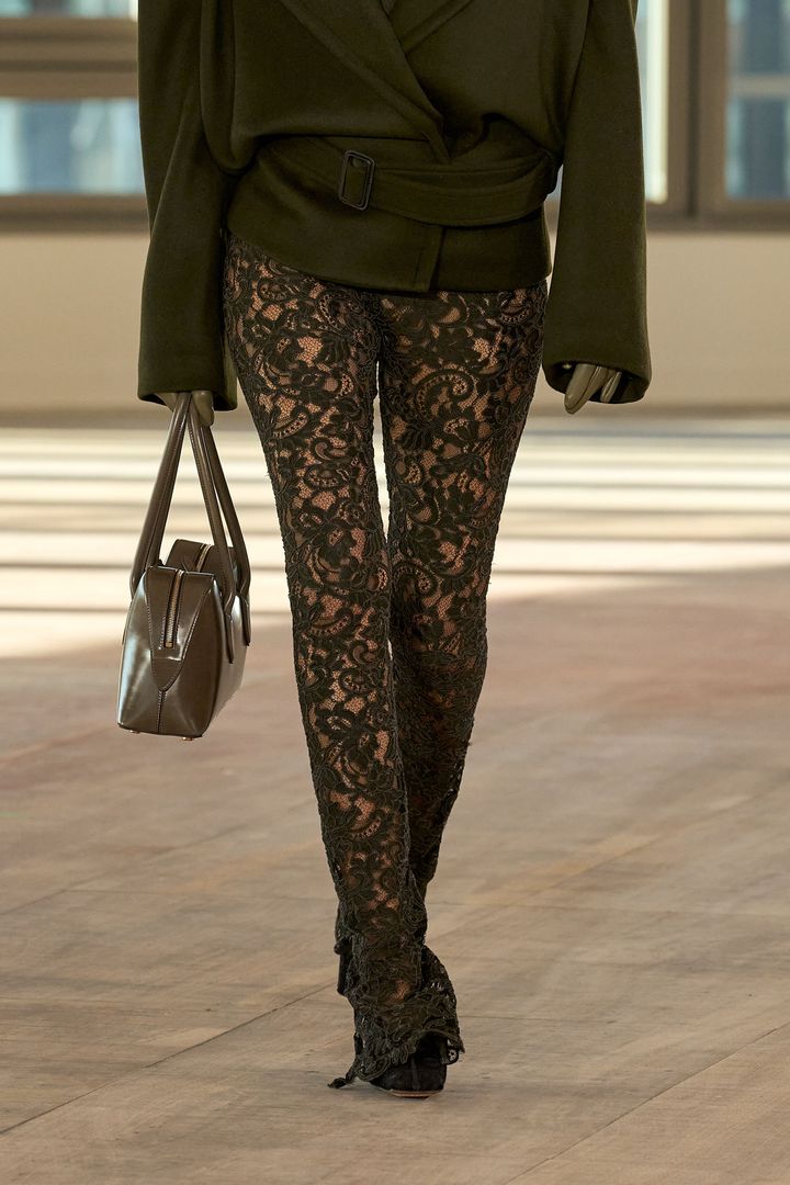 ステラ マッカートニー 2025-26年秋冬コレクションより。