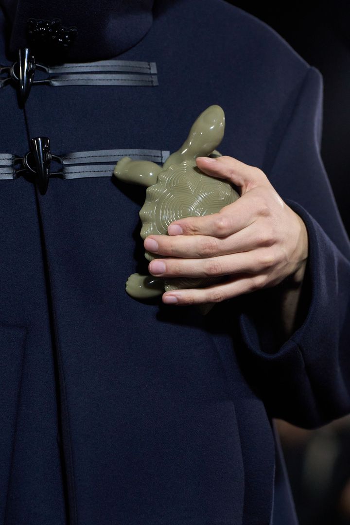 シモーン・ロシャ 2025-26年秋冬コレクションより。