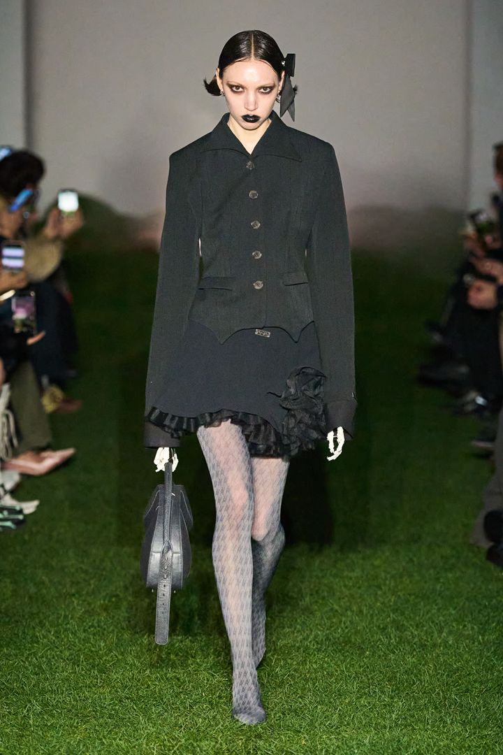 アヴァヴァヴ 2025-26年秋冬コレクションより。