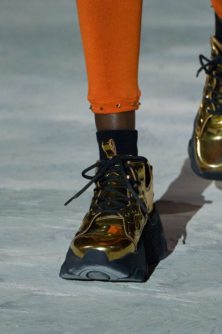 ノワール ケイ ニノミヤ 2025-26年秋冬コレクションより。