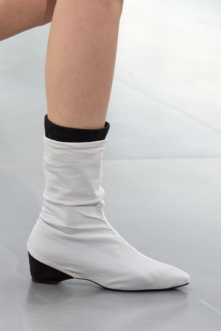 イッセイ ミヤケ 2025-26年秋冬コレクションより。