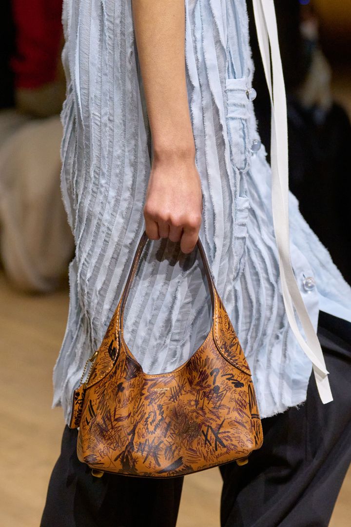 コーチ 2025-26年秋冬コレクションより。