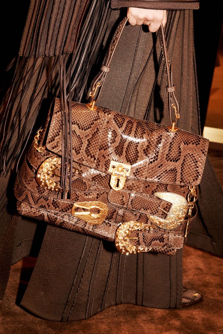 スキャパレリ 2025-26年秋冬コレクションより。