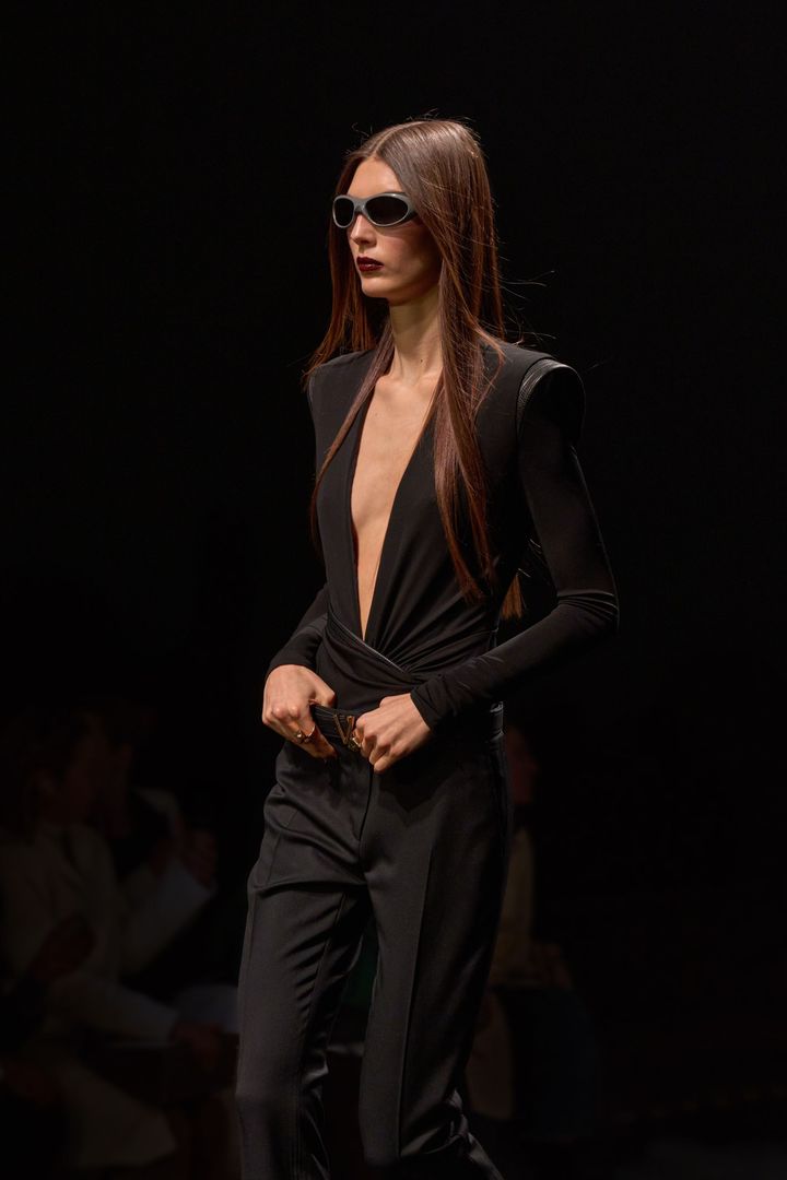 ヴェルサーチェ 2025-26年秋冬コレクションより。