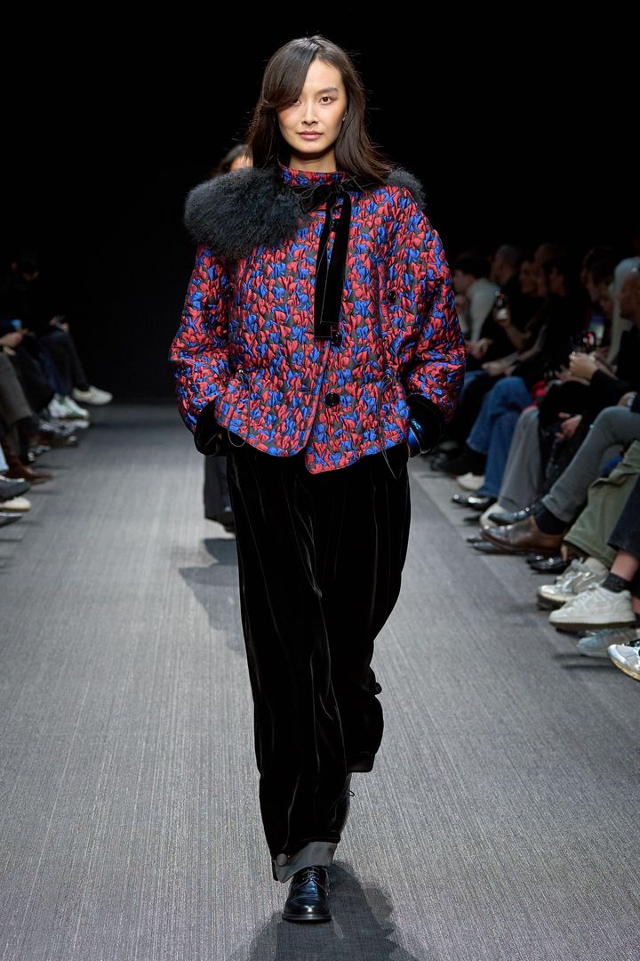 エンポリオ アルマーニ 2025-26年秋冬コレクションより。