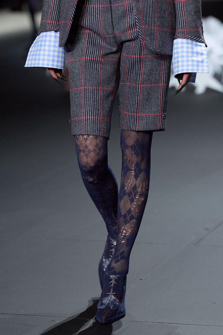 トム ブラウン 2025-26年秋冬コレクションより。