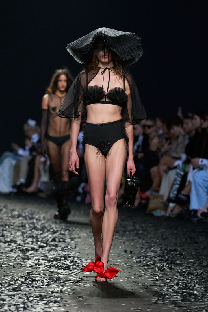 モスキーノ 2025-26年秋冬コレクションより。