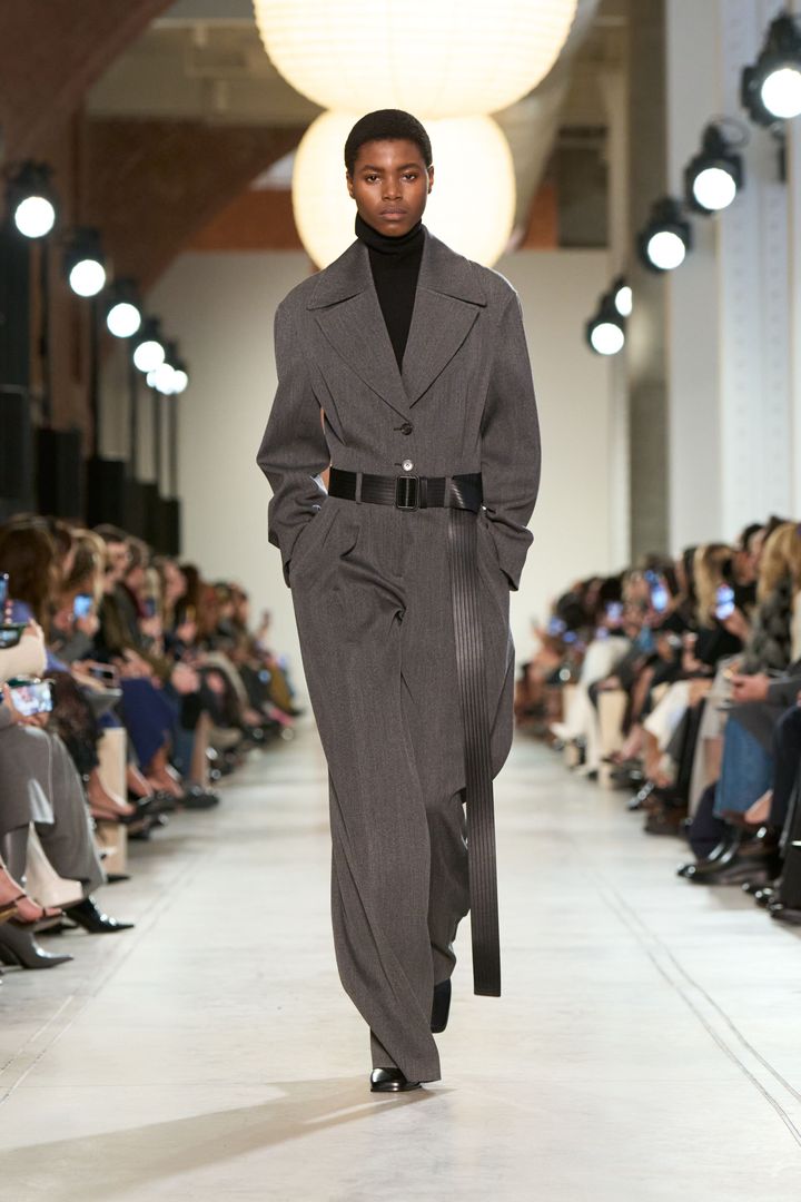 マイケル・コース 2025-26年秋冬コレクションより。