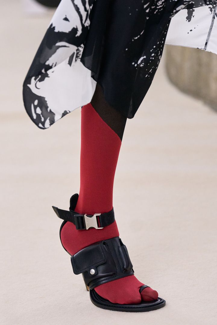 オフホワイト 2025-26年秋冬コレクションより。