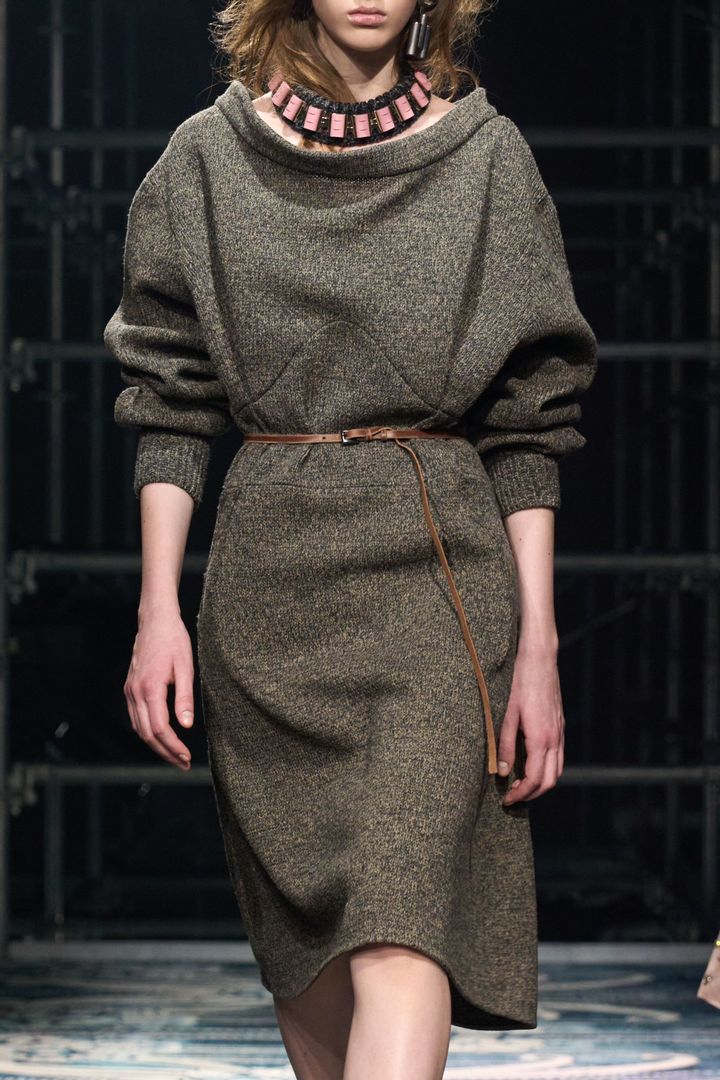 プラダ 2025-26年秋冬コレクションより。