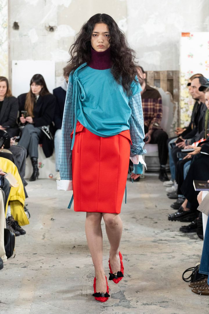 メリル ロッゲ 2025-26年秋冬コレクションより。