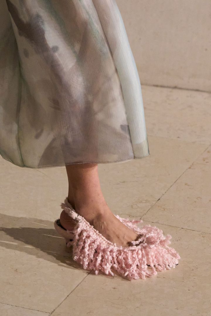 アーデム 2025-26年秋冬コレクションより。