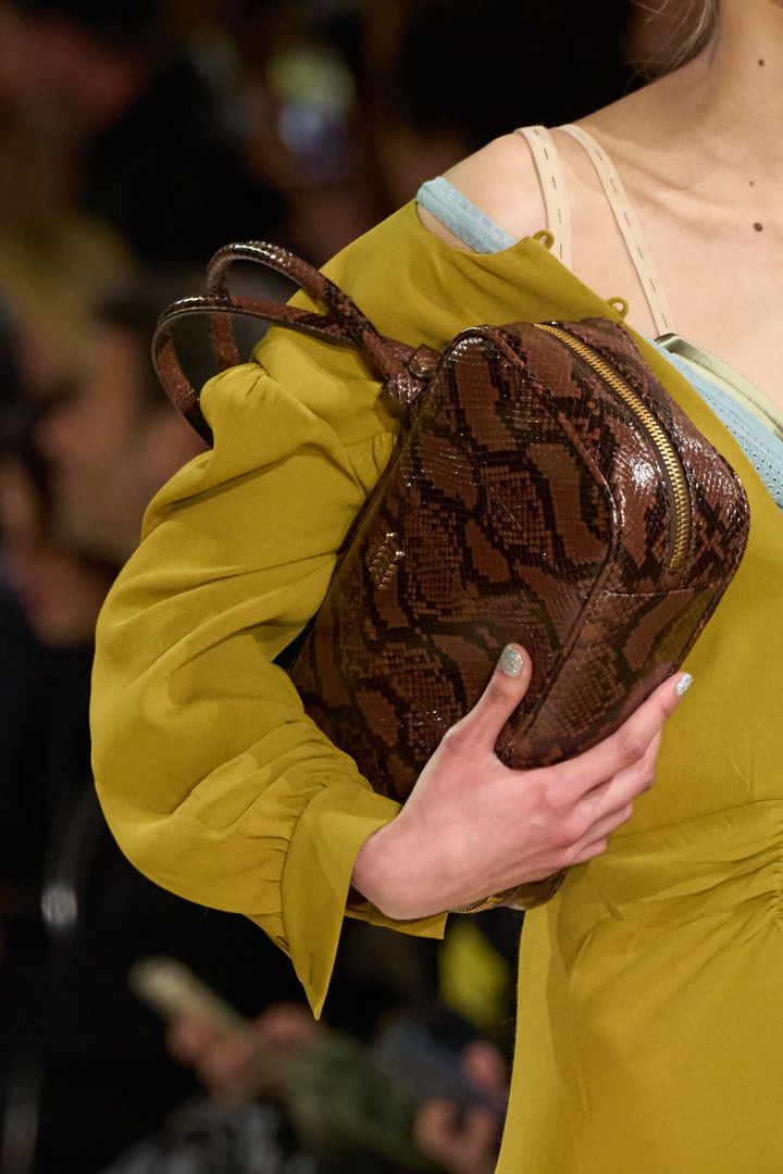 ミュウミュウ 2025-26年秋冬コレクションより。