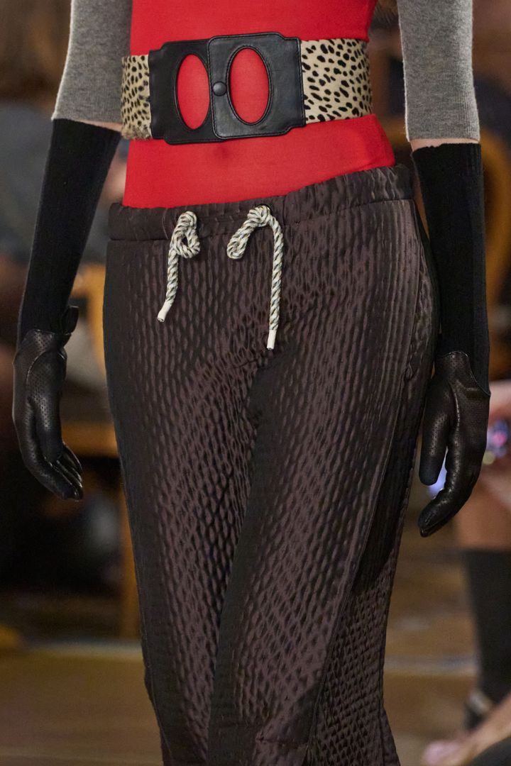 キコ・コスタディノフ 2025-26年秋冬コレクションより。