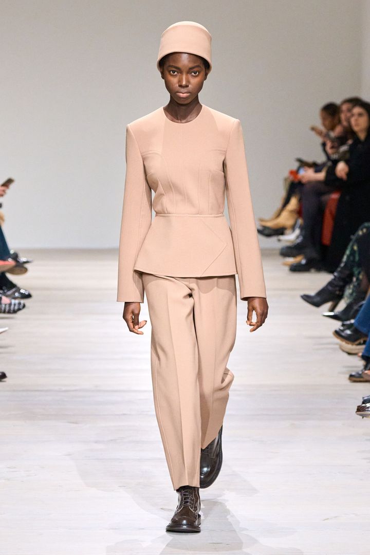 エミリア・ウィックステッド 2025-26年秋冬コレクションより。