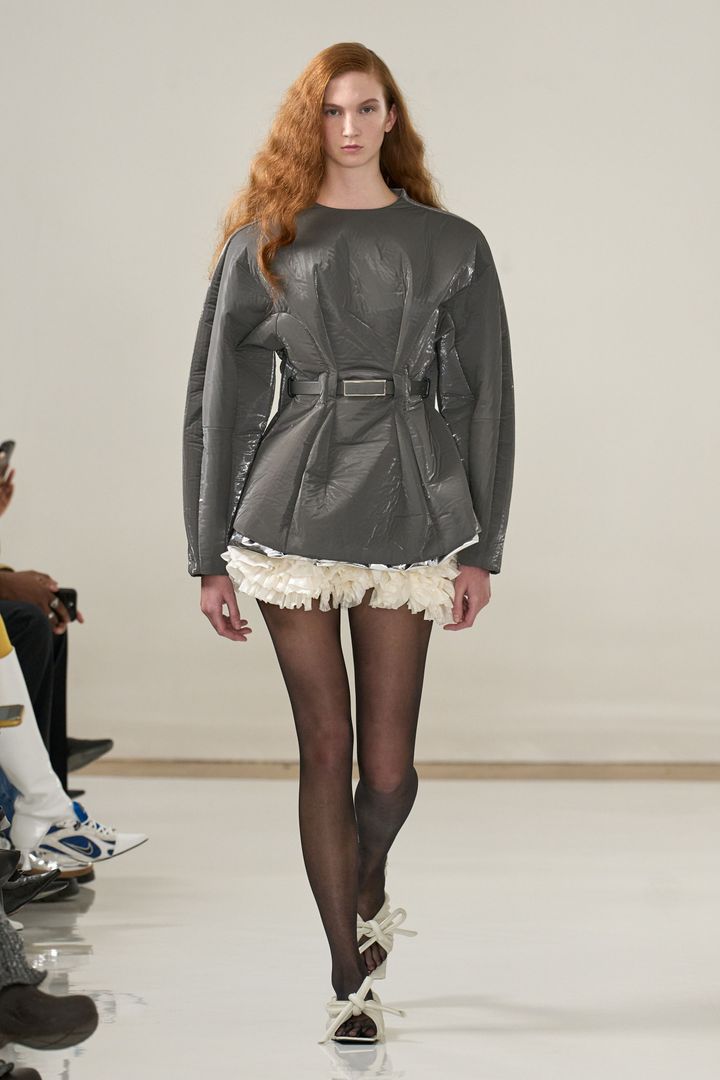 トーガ 2025-26年秋冬コレクションより。