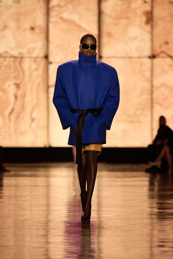 サンローラン 2025-26年秋冬コレクションより。