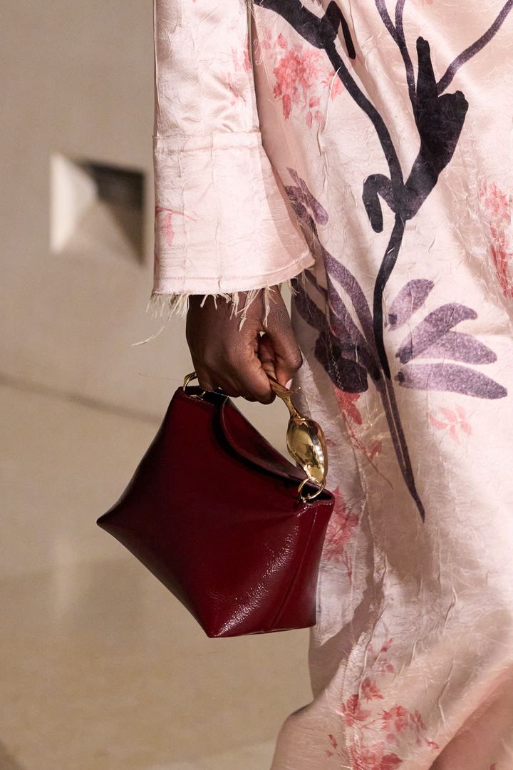 アーデム 2025-26年秋冬コレクションより。