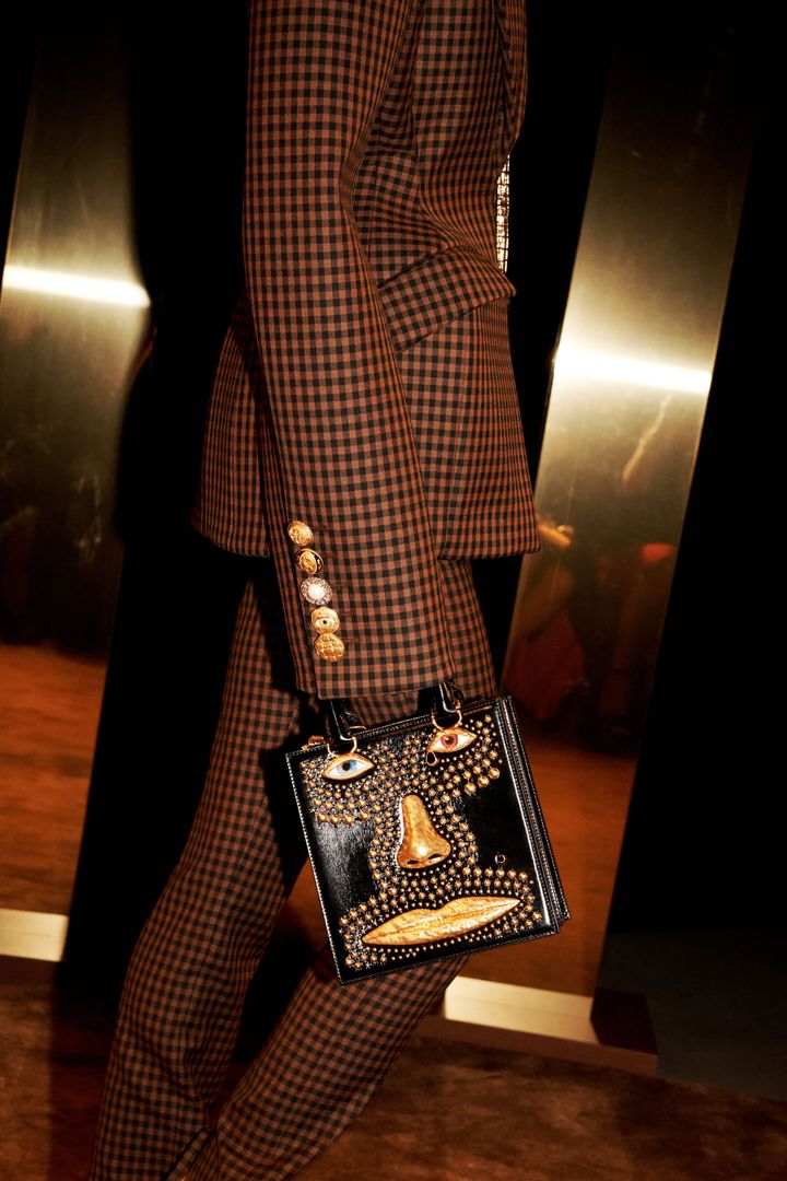 スキャパレリ 2025-26年秋冬コレクションより。