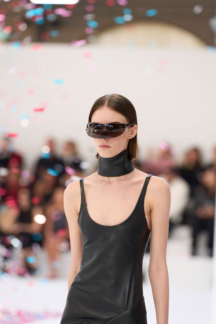 クレージュ 2025-26年秋冬コレクションより。