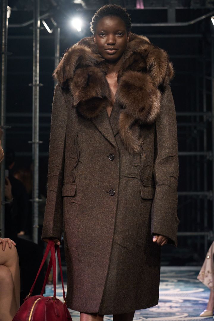 プラダ 2025-26年秋冬コレクションより。