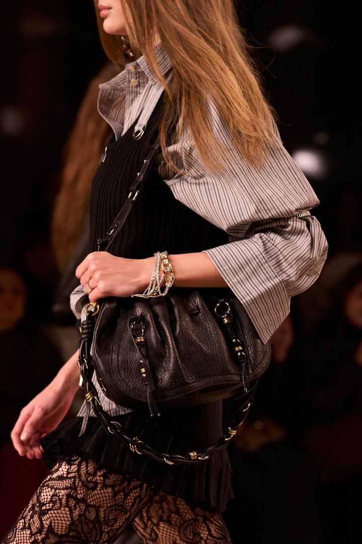 イザベル マラン 2025-26年秋冬コレクションより。