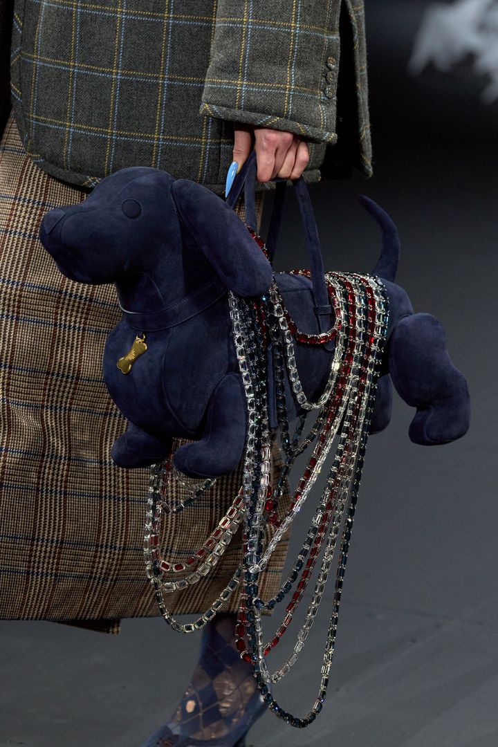 トム ブラウン 2025-26年秋冬コレクションより。