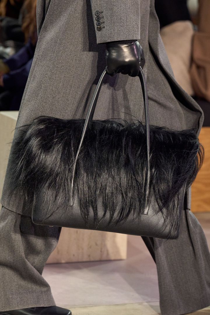 マイケル・コース 2025-26年秋冬コレクションより。