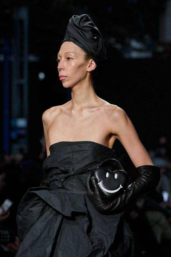 モスキーノ 2025-26年秋冬コレクションより。