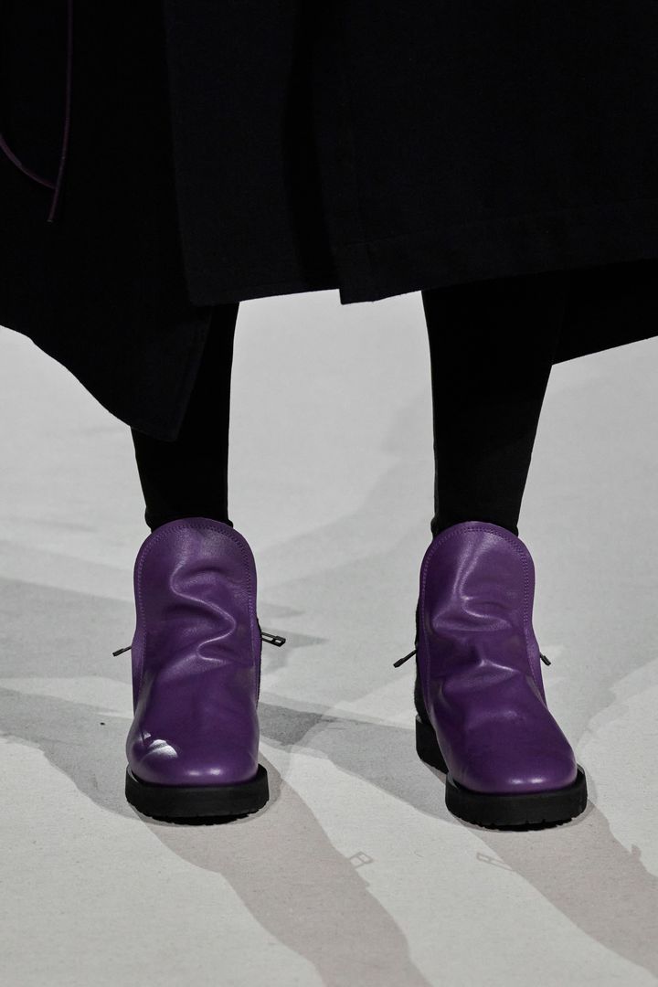 ヨウジヤマモト 2025-26年秋冬コレクションより。