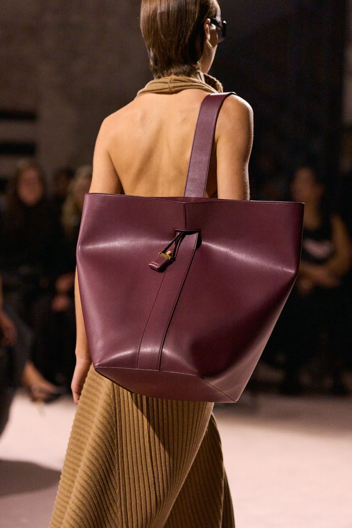 ヴィクトリア ベッカム 2025-26年秋冬コレクションより。