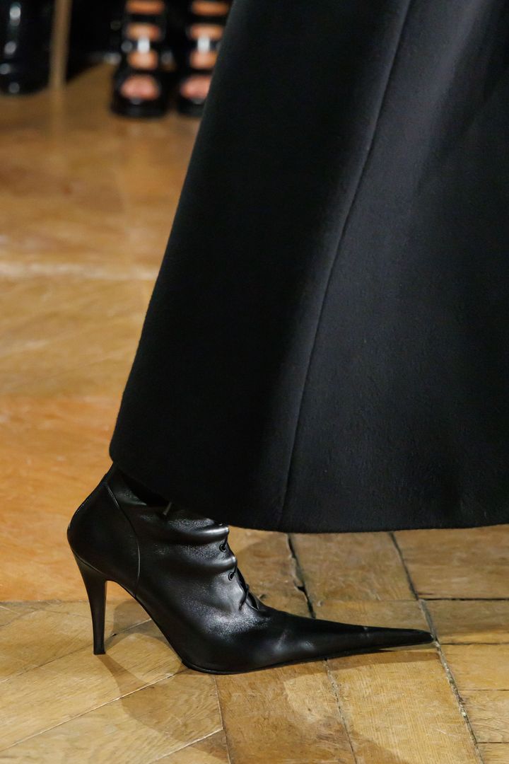 マックイーン 2025-26年秋冬コレクションより。